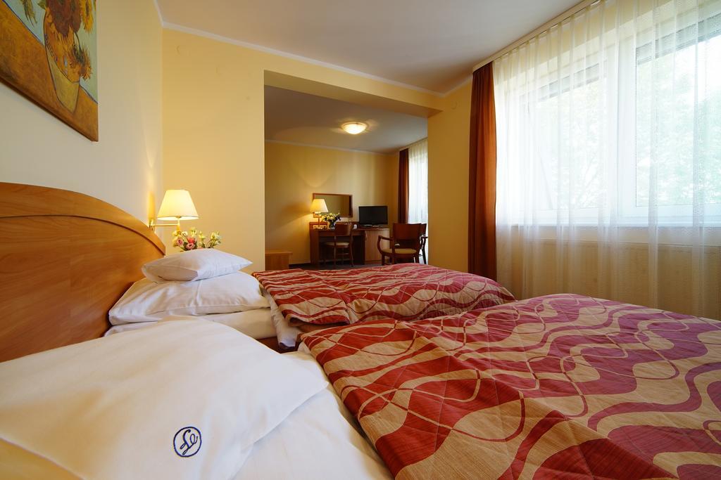 Hotel Feniks Poznań Extérieur photo